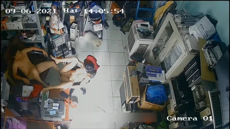 Bà xã chồng yêu xoạc nhau trong của dương vật máy tính