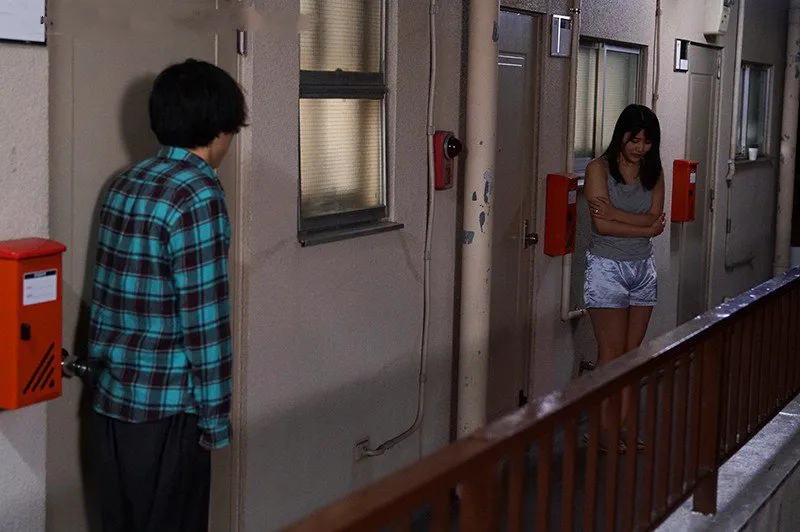 Bí mật địt trộm với cô hàng xóm cãi nhau bị chồng đuổi ra cửa